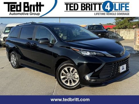 Used 2025 Toyota Sienna LE AWD/4WD image 1