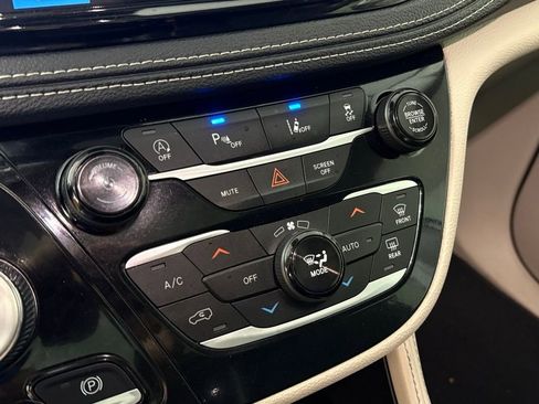 Used 2024 Chrysler Pacifica Limited image 30