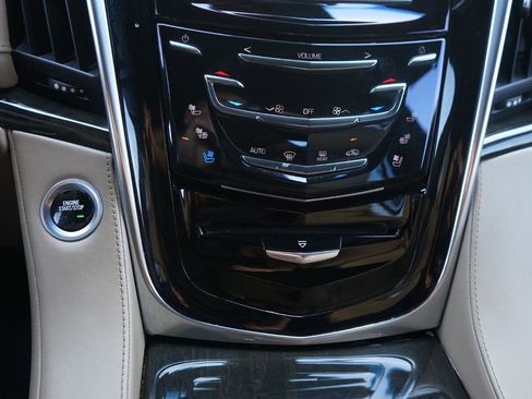 Used 2019 Cadillac Escalade Platinum AWD/4WD image 18