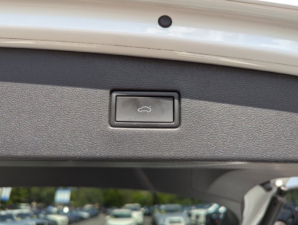 Used 2022 Volkswagen Tiguan SE w/ Panoramic Sunroof Package AWD/4WD image 46