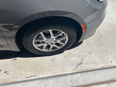 Used 2022 Chrysler Pacifica Touring-L image 16