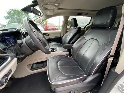 Used 2022 Chrysler Pacifica Limited FWD image 16