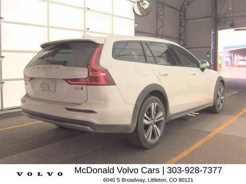 Used 2025 Volvo V60 B5 Cross Country Plus image 2