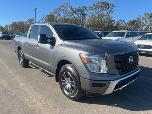 Used 2021 Nissan Titan SV w/ SV Convenience Package image 4