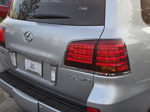 Used 2011 Lexus LX 570 4WD w/ Luxury Pkg image 6