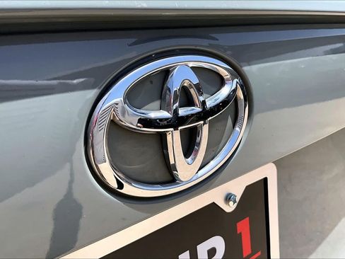 Used 2021 Toyota RAV4 XLE Premium FWD image 31