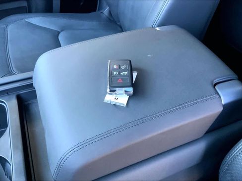 Used 2024 Land Rover Defender 90 X-Dynamic SE image 14