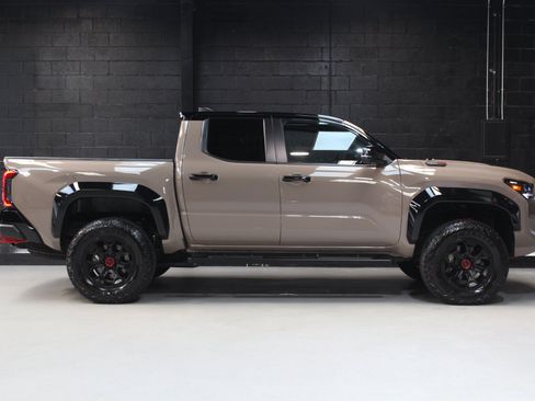 Used 2025 Toyota Tacoma Limited AWD/4WD image 21