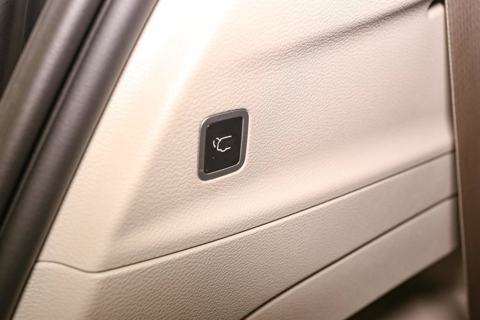 Used 2024 Chrysler Voyager LX FWD image 12