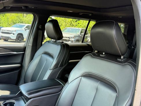 Used 2024 Jeep Grand Cherokee L Limited w/ Black Appearance Package AWD/4WD image 19