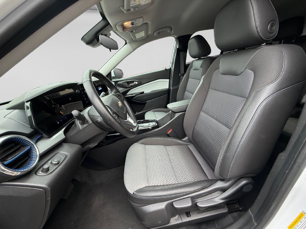 Used 2025 Chevrolet Trax LT w/ LT Convenience Package FWD image 21