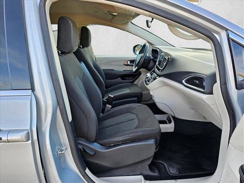 Used 2022 Chrysler Voyager LX image 20