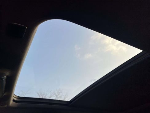 Used 2024 GMC Yukon XL SLT w/ SLT Luxury Package image 21