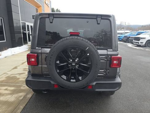 Used 2025 Jeep Wrangler Unlimited Sahara AWD/4WD image 6