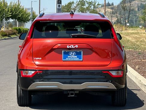 Used 2023 Kia Niro Wind w/ Wind Preserve Package FWD image 4