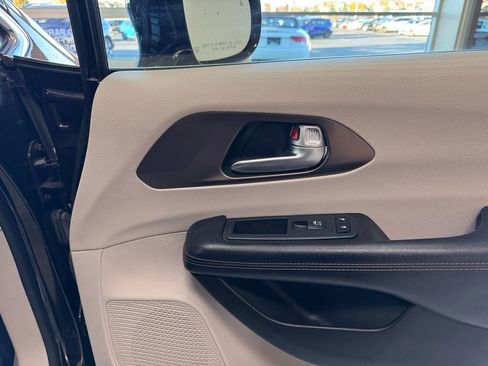 Used 2019 Chrysler Pacifica Touring Plus w/ Tire & Wheel Group image 14