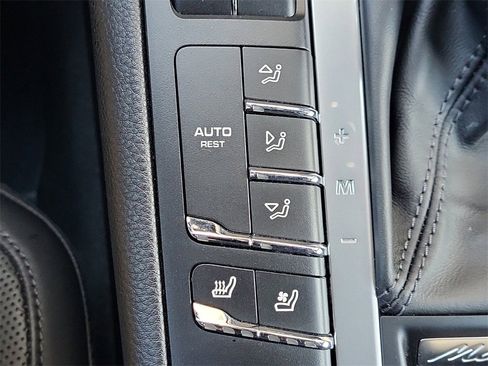 Used 2020 Porsche Macan Turbo image 28