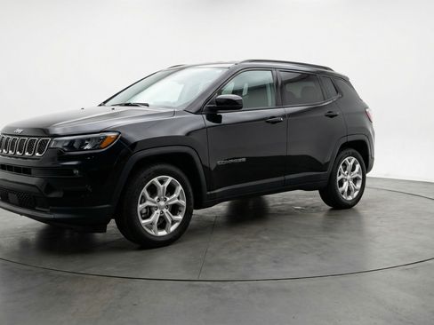 Used 2025 Jeep Compass Latitude AWD/4WD image 3