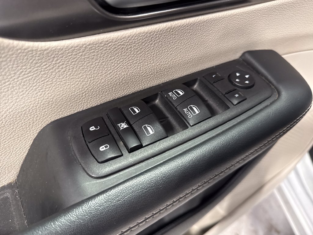 Used 2023 Chrysler Pacifica Touring-L FWD image 32