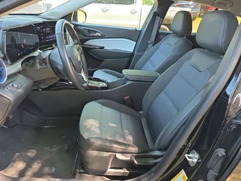 Used 2025 Chevrolet Trax LT w/ Driver Confidence Package FWD image 3