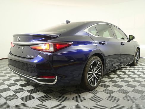 Used 2025 Lexus ES 300h w/ Premium Package image 3