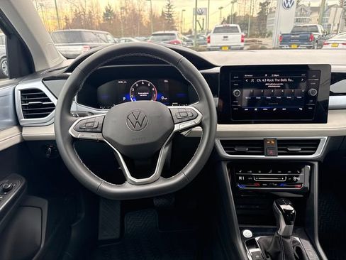 New 2026 Volkswagen Taos SE image 18