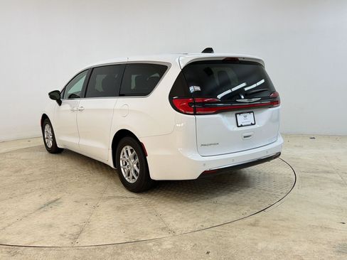 Used 2024 Chrysler Pacifica Touring-L FWD image 3