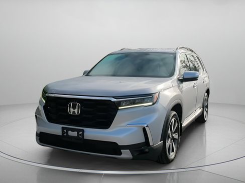 Used 2024 Honda Pilot Touring image 10