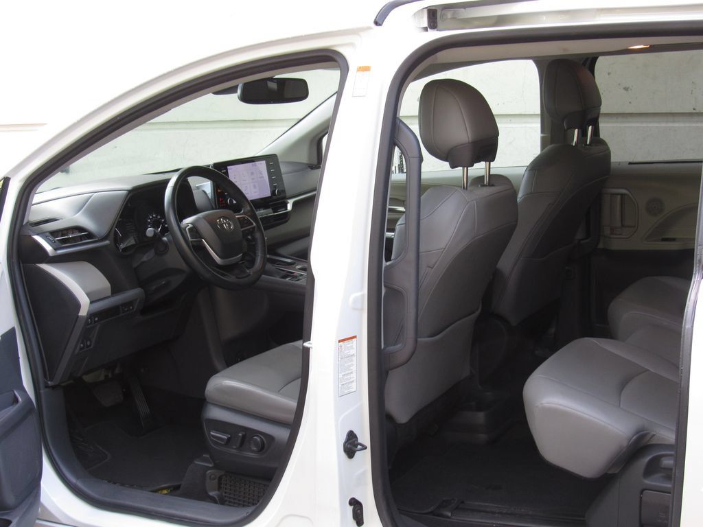 Certified 2024 Toyota Sienna XLE FWD image 13