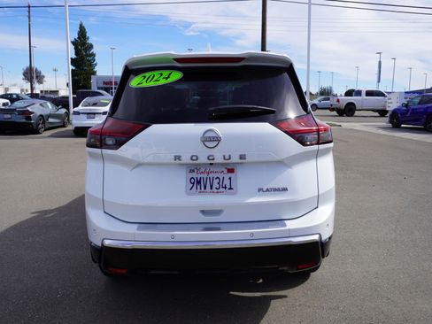 Used 2024 Nissan Rogue Platinum image 9