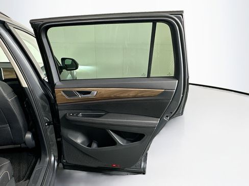 Used 2025 Volkswagen Atlas SE image 29