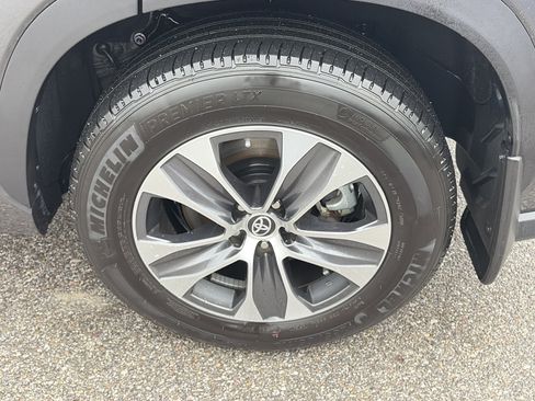 Used 2022 Toyota Highlander XLE image 9