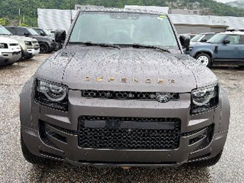 Used 2025 Land Rover Defender 110 AWD/4WD image 2