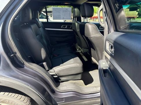 Used 2017 Ford Explorer XLT w/ Equipment Group 202A AWD/4WD image 13