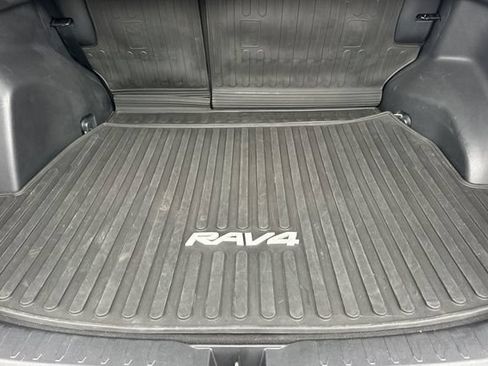 Used 2021 Toyota RAV4 XLE w/ Convenience Package FWD image 17