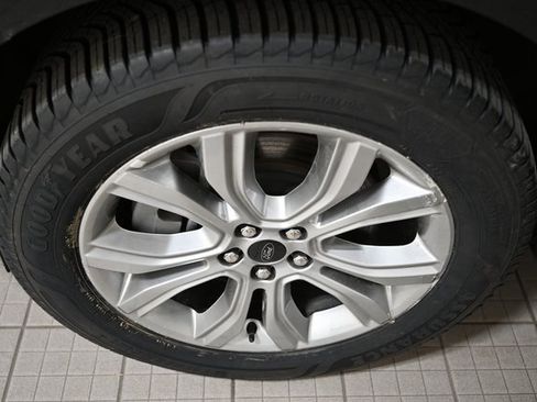 Used 2024 Ford Edge Titanium image 17