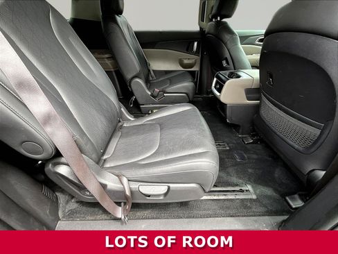 Used 2025 Kia Carnival EX FWD image 22