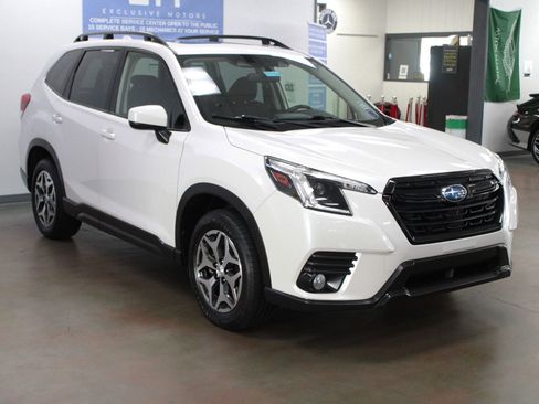 Used 2023 Subaru Forester Premium image 3