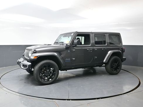 Used 2025 Jeep Wrangler Unlimited Sahara w/ Safety Group image 9