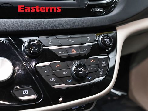 Used 2020 Chrysler Pacifica Touring-L FWD image 19