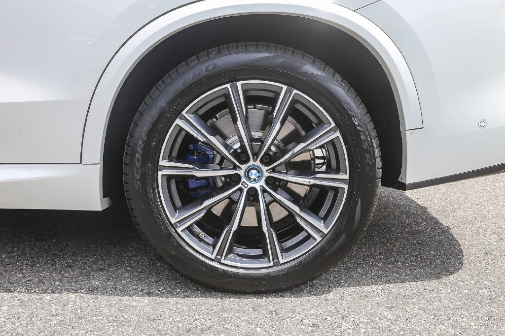 Certified 2024 BMW X5 xDrive50e w/ M Sport Package AWD/4WD image 8
