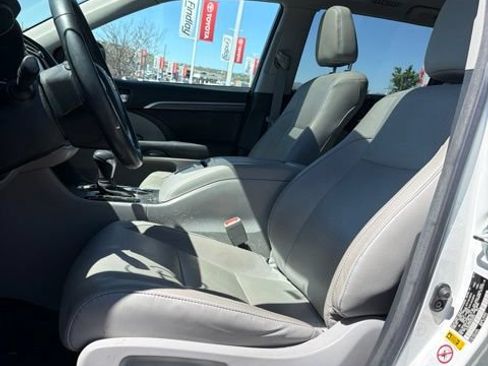 Used 2017 Toyota Highlander Limited Platinum AWD/4WD image 18