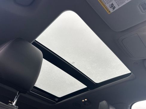 Used 2022 Ford Explorer XLT w/ Equipment Group 202A image 9