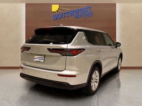 Used 2025 Mitsubishi Outlander ES image 4