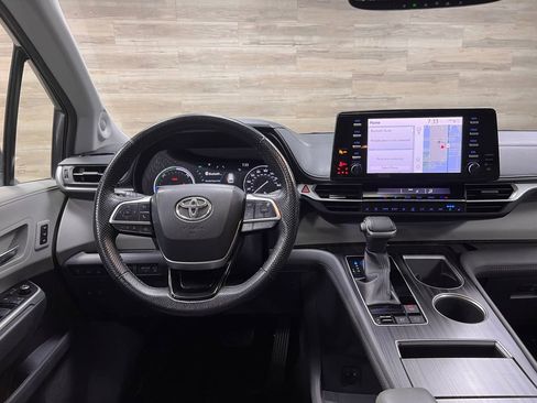 Used 2022 Toyota Sienna Limited AWD/4WD image 2
