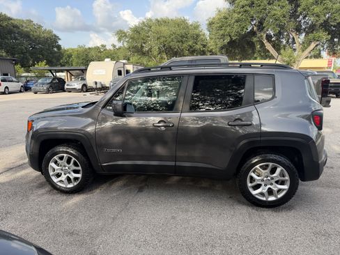 Used 2018 Jeep Renegade Latitude w/ Cold Weather Group AWD/4WD image 33