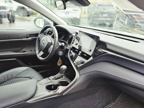 Used 2024 Toyota Camry SE image 18