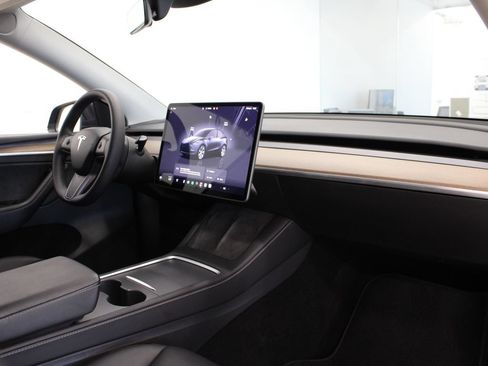 Used 2024 Tesla Model Y Long Range RWD image 17