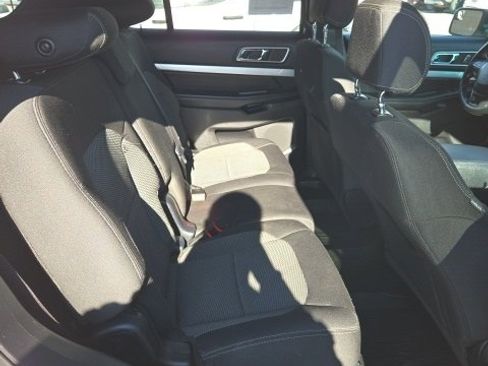 Used 2017 Ford Explorer XLT image 31