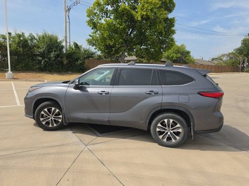 Used 2021 Toyota Highlander XLE AWD/4WD image 5